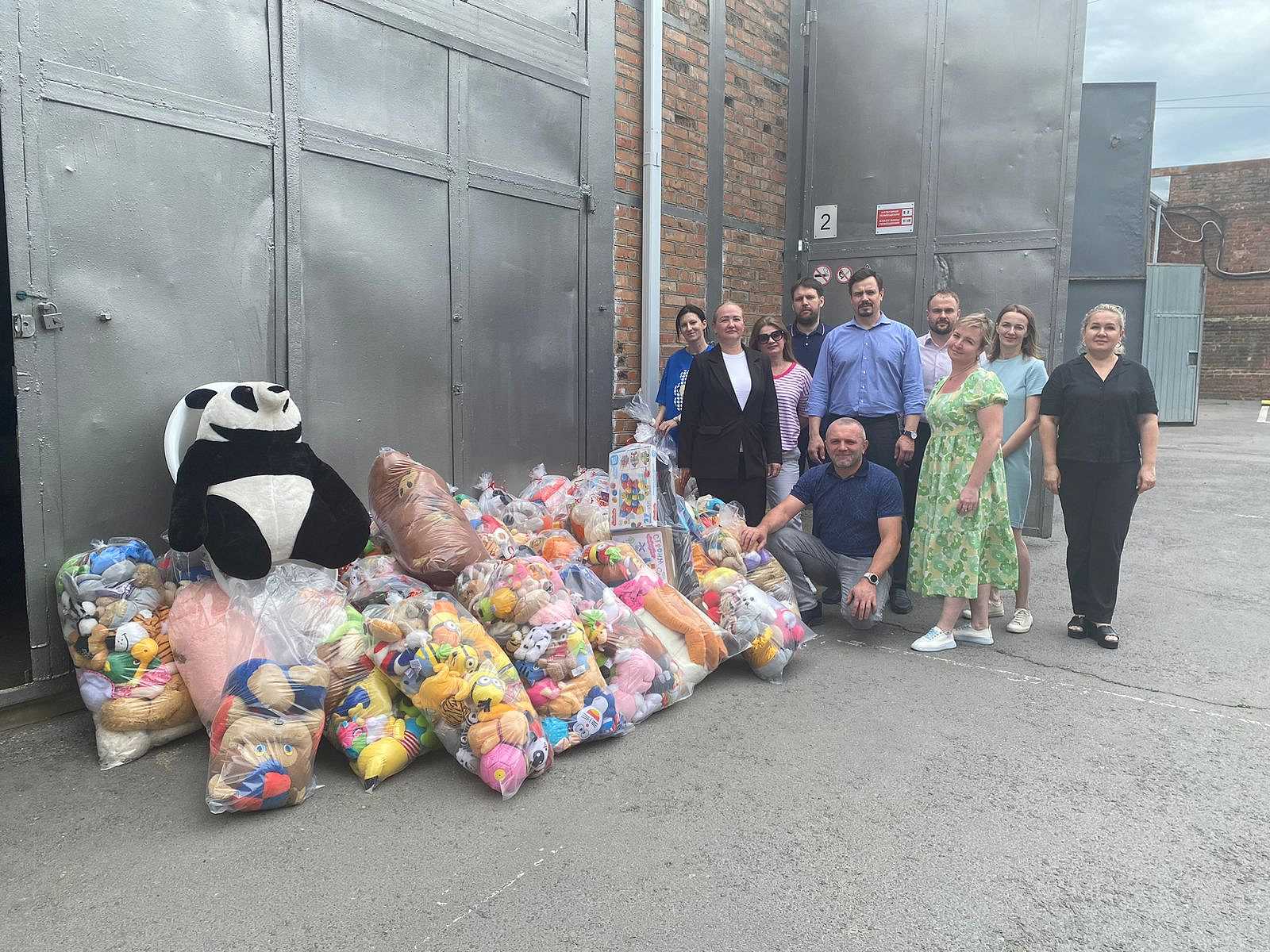 Работники АО «Донэнерго» передали подарки детям в реабилитационный центр